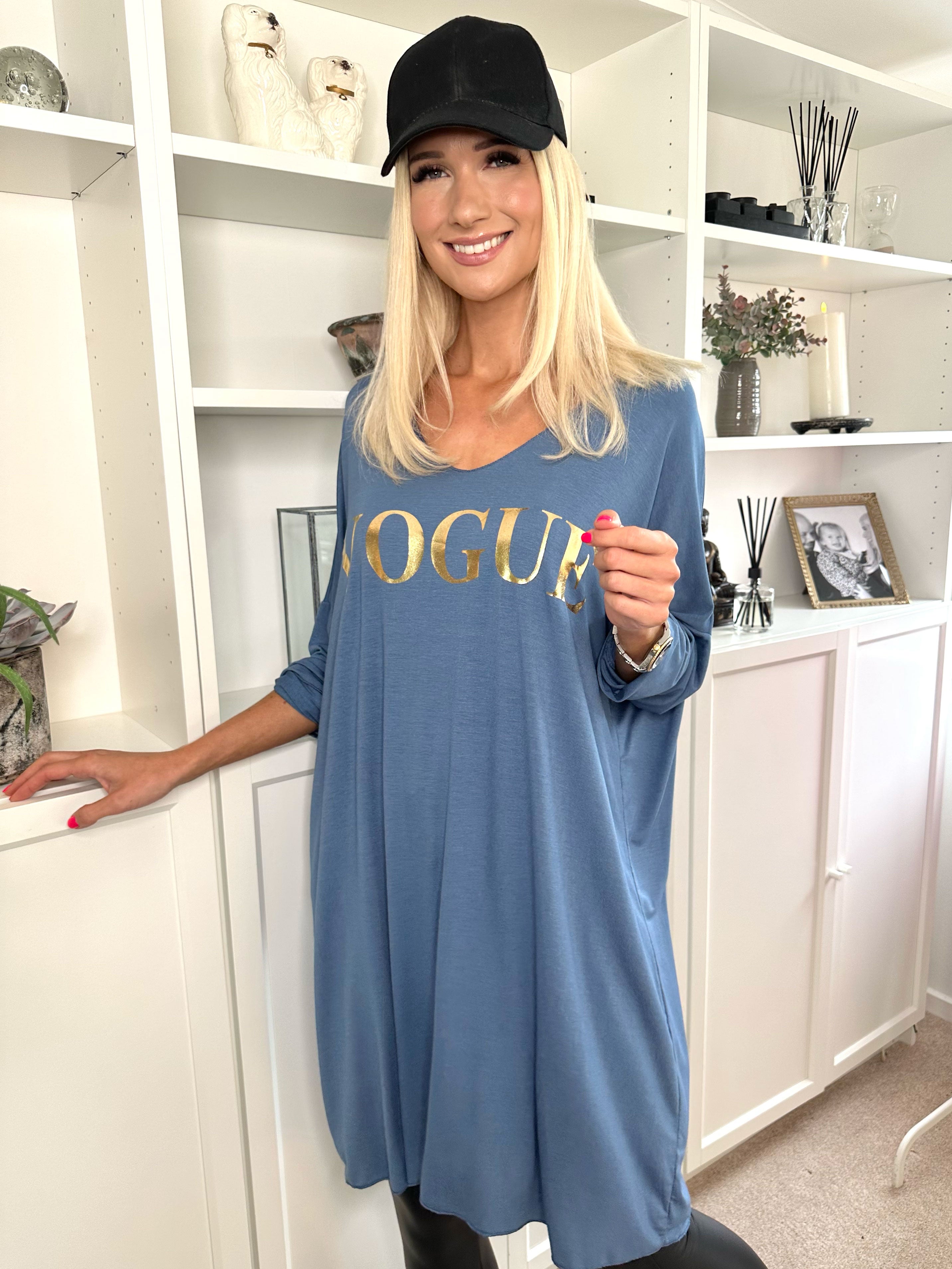 Vogue Long Sleeve - Långärmad klänning i viskos med guldskrift